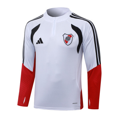 Camisola desportiva branca com detalhes pretos e vermelhos e logótipo CARP
