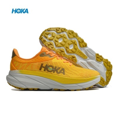 Sapatilhas de corrida HOKA amarelas e laranja com sola branca e amarela