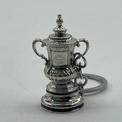 Chaveiro metálico em formato de troféu com texto gravado