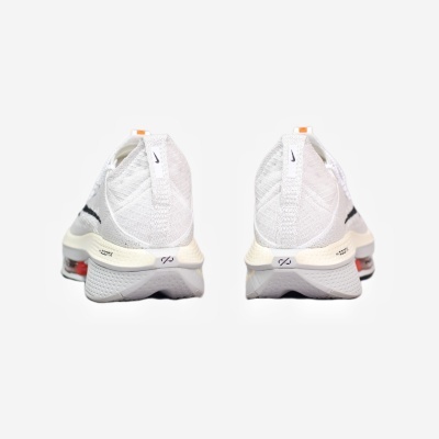 Par de sapatilhas Nike brancas com detalhes pretos e sola branca com amortecimento vermelho