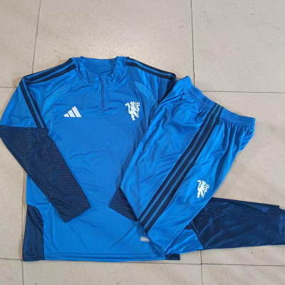 Conjunto de treino azul com logótipos brancos e riscas azuis escuras