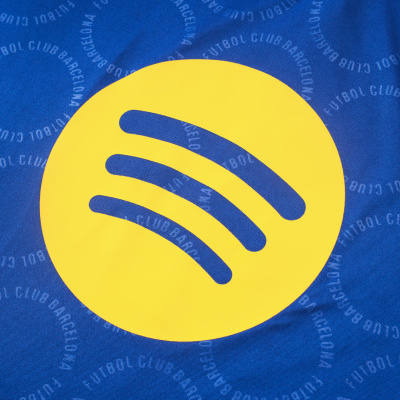 Tecido azul com padrão circular em texto branco e logótipo amarelo do Spotify.