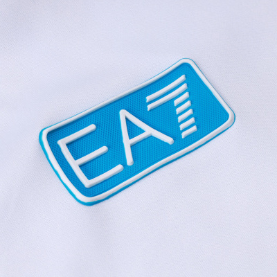 Etiqueta EA7 azul e branca aplicada em tecido branco