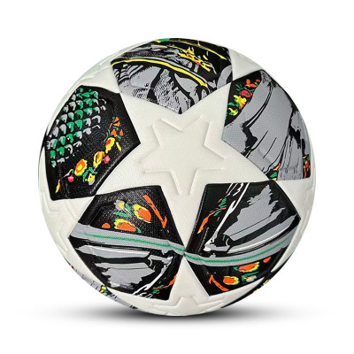 Bola de futebol branca com padrões coloridos em preto e relevo em forma de estrela