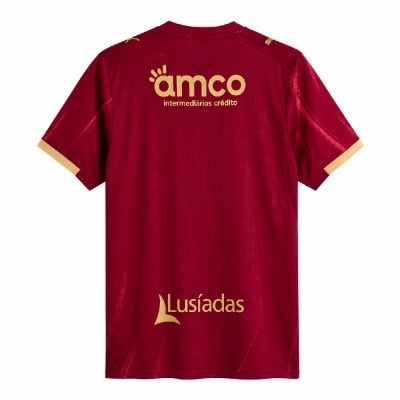 T-shirt desportiva vermelha com logótipos amarelos
