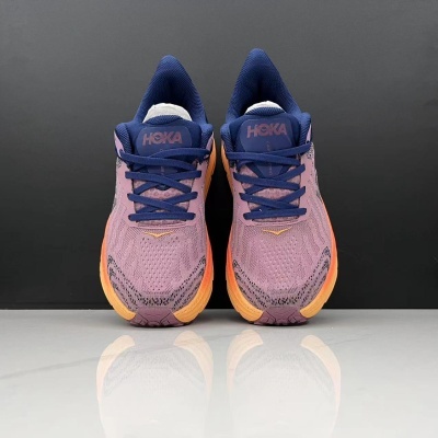 Sapatilhas HOKA rosa e azul com sola laranja e roxa
