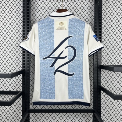 Camisola branca com riscas azuis e número 42 nas costas