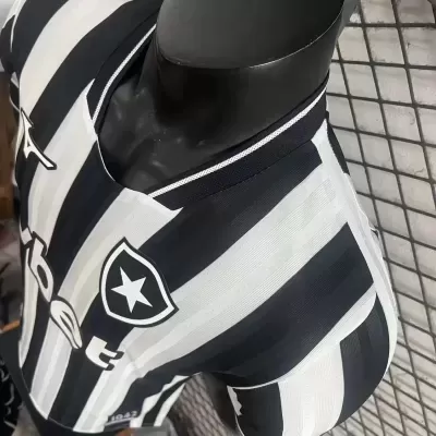 Camisola desportiva preta e branca com riscas verticais e logótipo com estrela