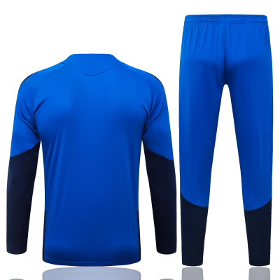 Conjunto desportivo azul com detalhes em azul escuro