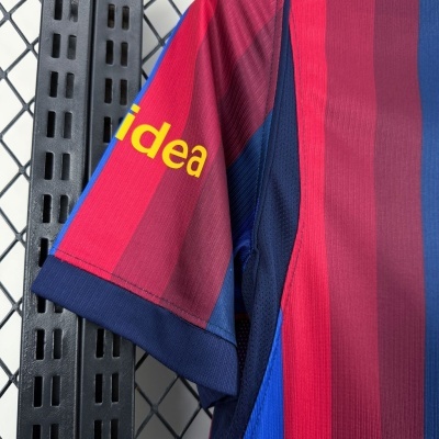 Manga de camisola de futebol azul e vermelha com texto amarelo idea