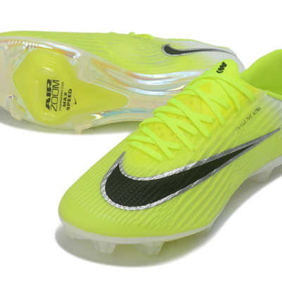 Chuteiras de futebol amarelo neon com sola transparente e detalhes em preto.