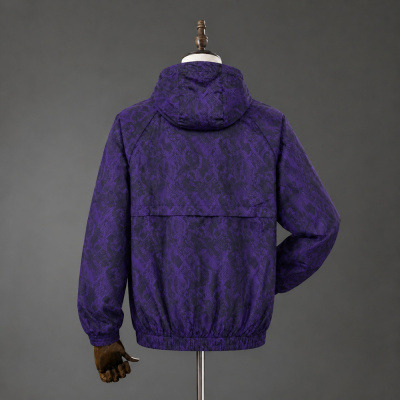 Casaco roxo com padrão animal print e capuz numa manequim