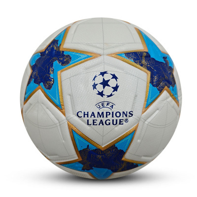 Bola de futebol branca com detalhes em azul e dourado e logótipo da UEFA Champions League