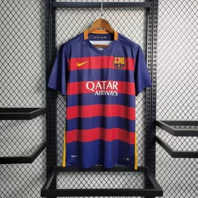Camisola de futebol azul e vermelha do FC Barcelona com patrocínio Qatar Airways