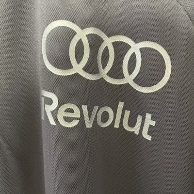 Tecido cinzento com logótipo branco de quatro anéis e texto Revolut