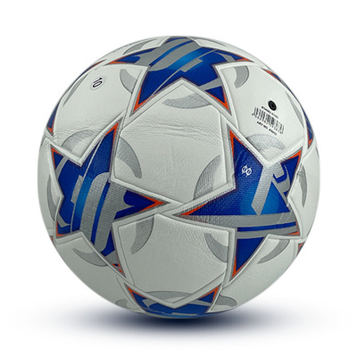 Bola de futebol branca com estrelas azuis e detalhes cinza e laranja.