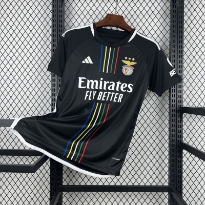 Camisola de futebol preta Adidas Benfica com listas coloridas e texto Emirates FLY BETTER.
