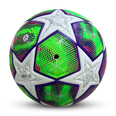 Bola de futebol verde e roxa com estrelas brancas e desenhos