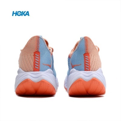 Ténis desportivos HOKA azul e salmão vistos de trás