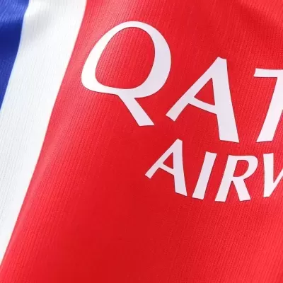Tecido de malha sintética nas cores azul, branca e vermelha com letras brancas QATAR AIRW