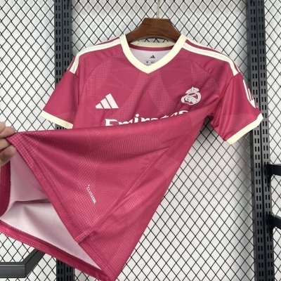Camisola de futebol rosa e branca do Real Madrid pendurada