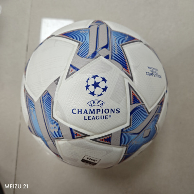 Bola de futebol branca com detalhes azuis e cinza UEFA Champions League