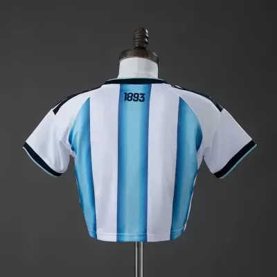 Camisola desportiva branca e azul às riscas com o número 1893 nas costas