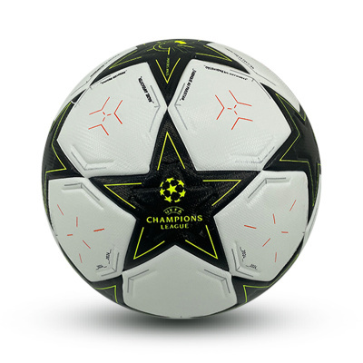 Bola de futebol da UEFA Champions League, branca e preta com estrelas negras
