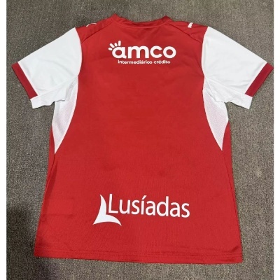 Camisola desportiva vermelha e branca com textos amco e Lusíadas nas costas