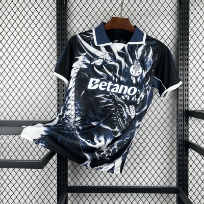 T-shirt desportiva com estampado de dragão e logos em fundo de grelha metálica