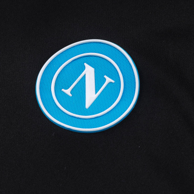 Emblema redondo azul com letra N branca em tecido preto