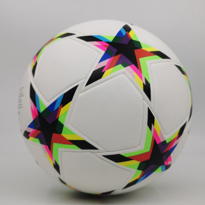 Bola de futebol branca com padrão colorido de estrelas
