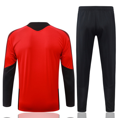 Conjunto desportivo vermelho e preto sobre fundo branco.