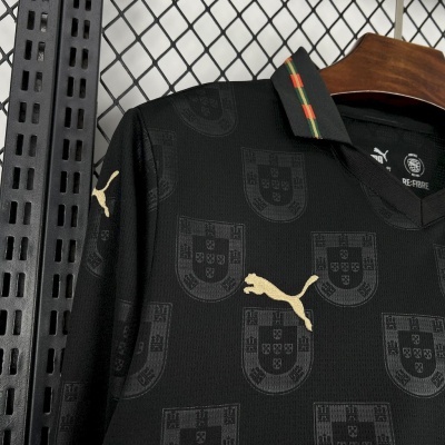 T-shirt preta com padrão de escudo de Portugal e logo Puma dourada