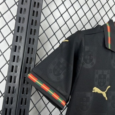 T-shirt preta com escudo de Portugal e logo Puma dourado, gola com riscas coloridas