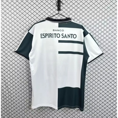 T-shirt branca e preta com texto BANCO ESPIRITO SANTO nas costas pendurada numa rede metálica