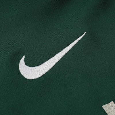 Logotipo Nike branco bordado em tecido verde escuro