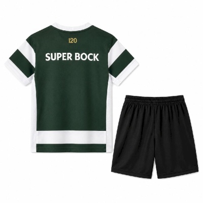 Conjunto desportivo verde escuro e branco com calções pretos