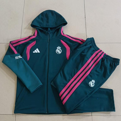 Fato de treino azul escuro com capuz e riscas rosas, logótipo Real Madrid e Adidas brancos