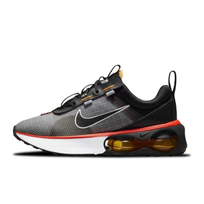 Ténis desportivo Nike cinza, preto e vermelho com sola branca e bolsa de ar âmbar.