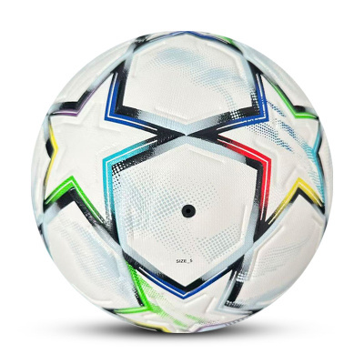 Bola de futebol branca com estrelas coloridas e texto SIZE 5