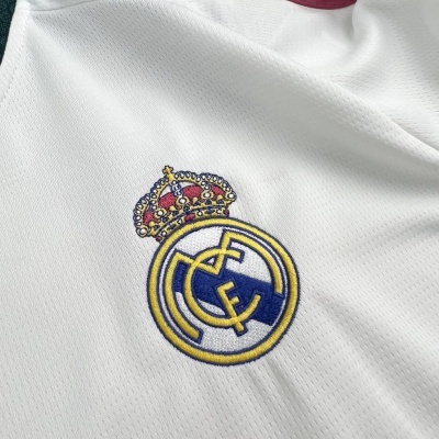 Camisola branca com emblema bordado do Real Madrid