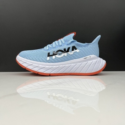 Ténis desportivo azul claro HOKA com sola branca e detalhes em laranja
