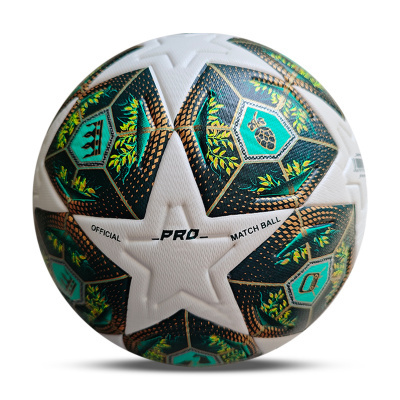 Bola de futebol branca com pentágonos pretos e verdes e texto oficial no centro