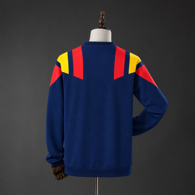 Sweatshirt azul escuro com detalhes vermelhos e amarelos nos ombros