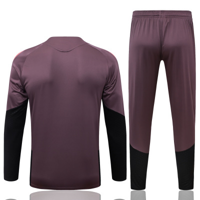 Conjunto desportivo bordô e preto com camisola de manga comprida e calças