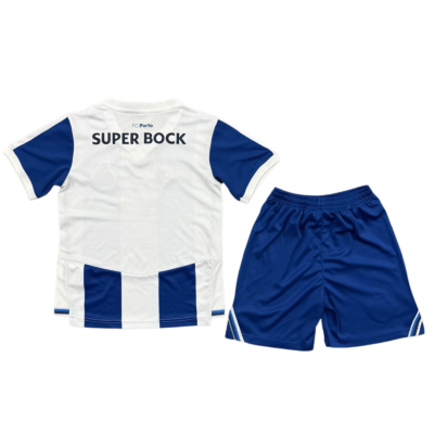 Conjunto de camisola branca e calções azuis do FC Porto com texto SUPER BOCK