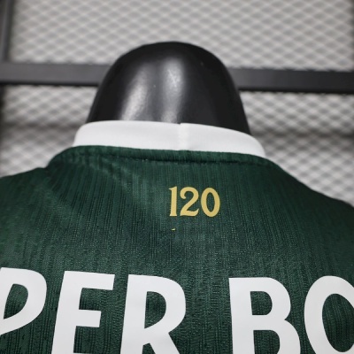 Camisola desportiva verde com números 120 em dourado na gola branca