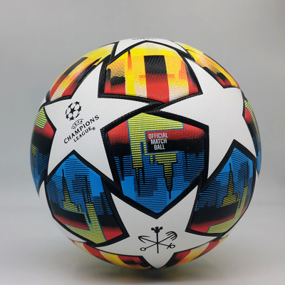 Bola de futebol branca com estrelas e padrão colorido