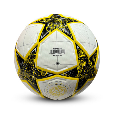 Bola de futebol branca com estrelas amarelas e negras e texto impresso